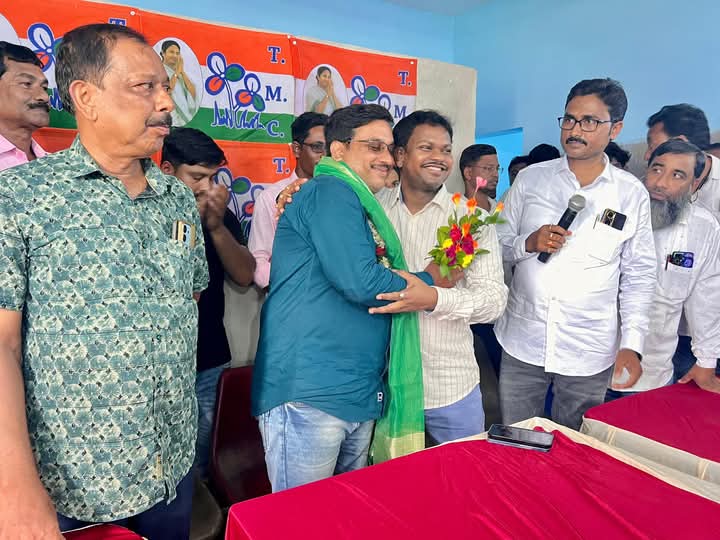 সাঁওতায় সম্বর্ধনা অনুষ্ঠানে মঙ্গলকোট ব্লক তৃণমূল কংগ্রেসের দুই সভাপতি কে দীর্ঘদিন পর একই মঞ্চে পেয়ে খুশি দলীয় কর্মীরা।
