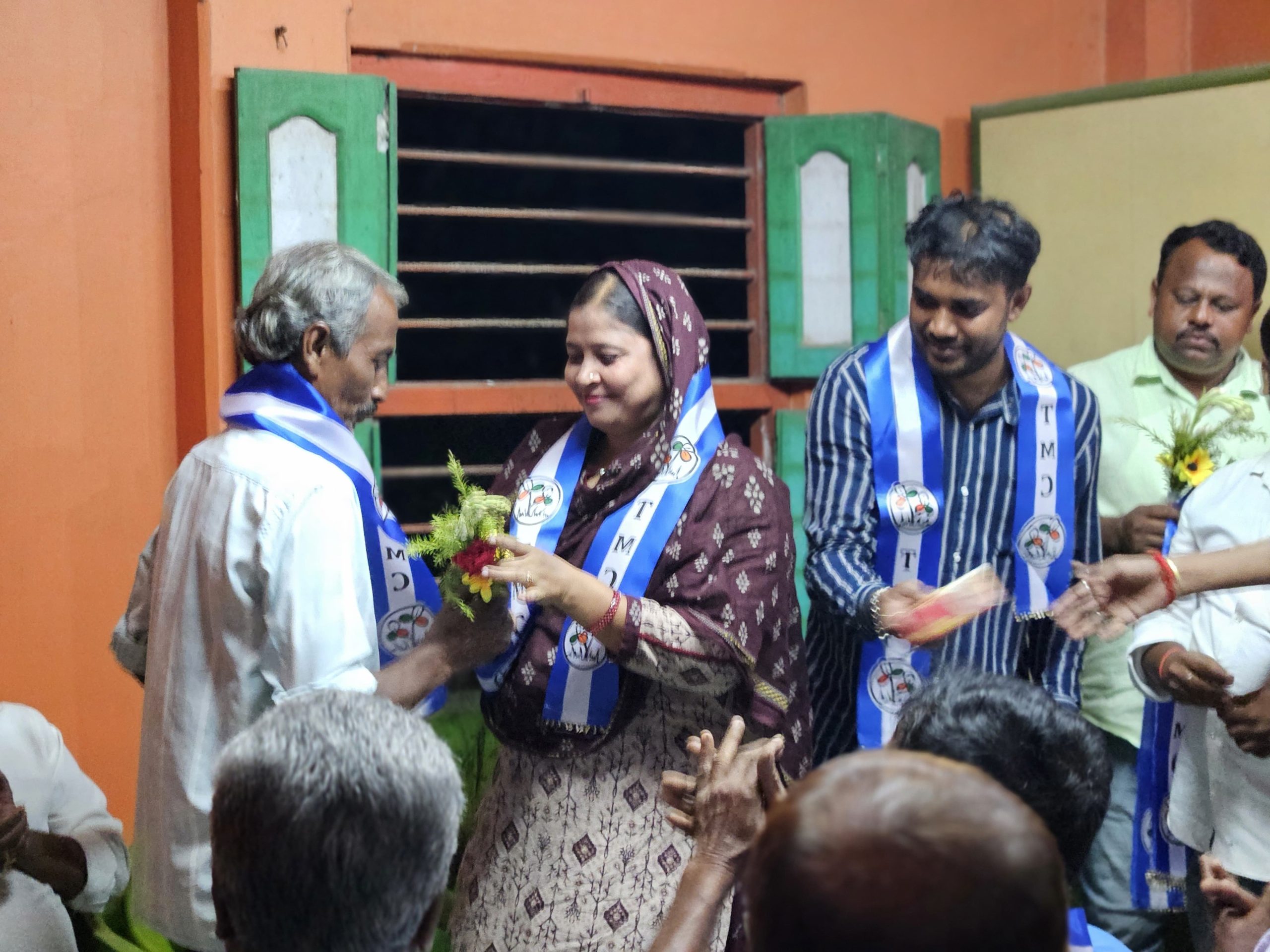 বাড়িতে গিয়ে গুনীজন সম্বর্ধনা তৃণমূলের