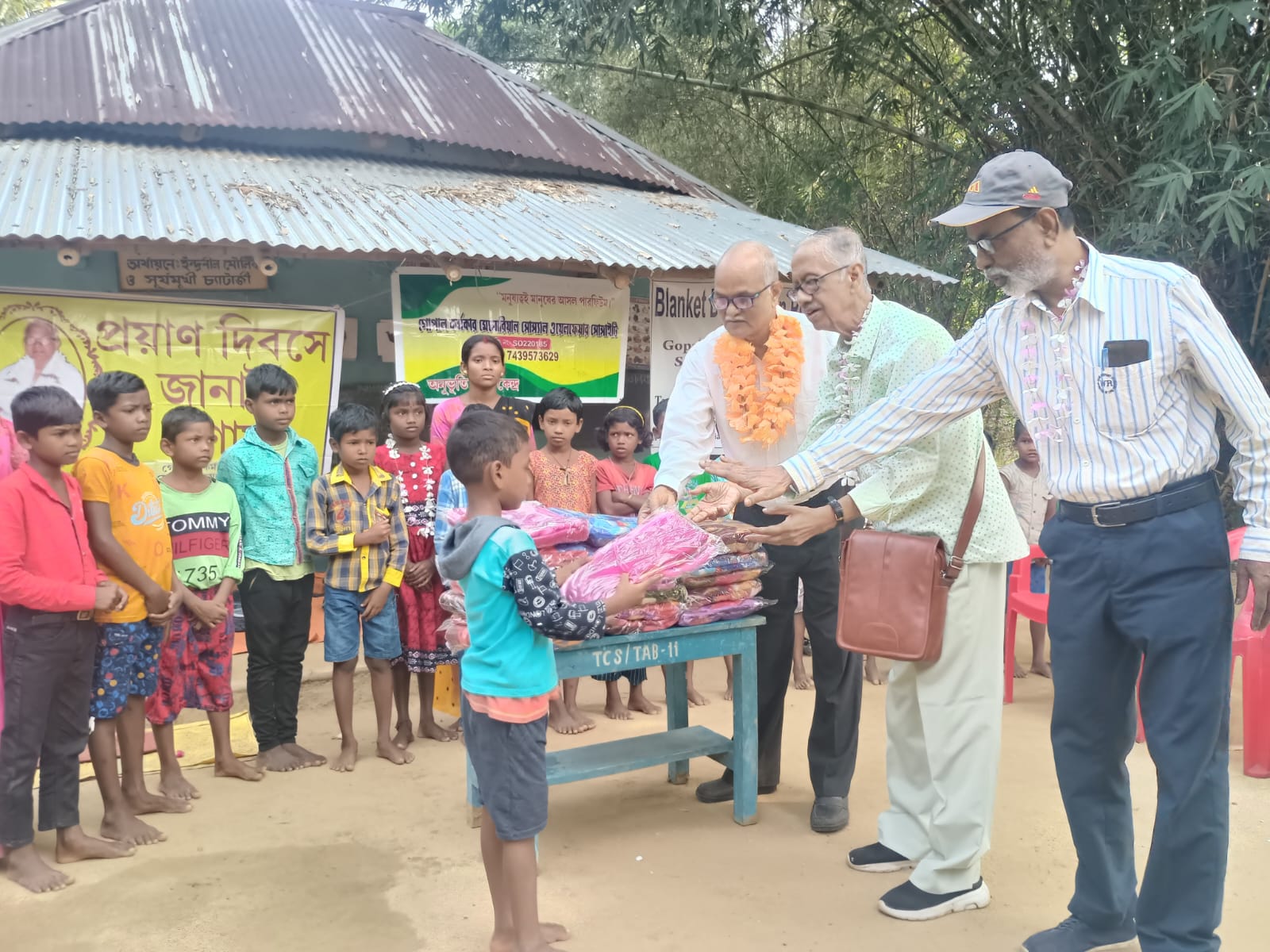 টেগোর সোসাইটি পরিচালিত শিশু শিক্ষা নিকেতনের পড়ুয়াদের শীতবস্ত্র প্রদান