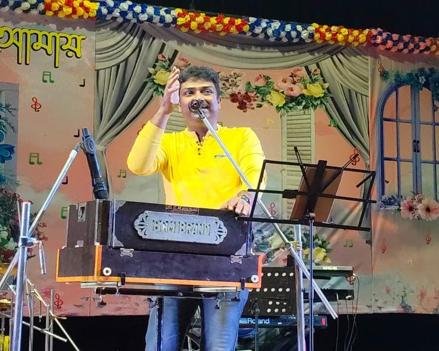 শরৎ সদনে আধুনিক ও স্বর্ণযুগের মিশেল সঞ্জয় ও ঝুমকীর গানে