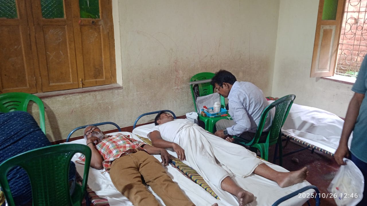 রক্ত দান দিয়ে শুরু তিরিশ ফুটের জগদ্ধাত্রী পূজা