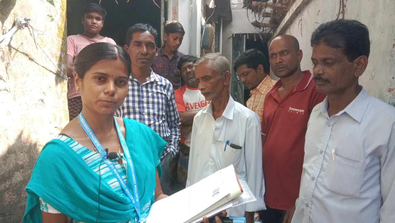 বিএল ও,বিএল এ দের পারস্পরিক সহযোগিতায় বাড়ি বাড়ি এস আই আর এর কাজ লোকপুরে