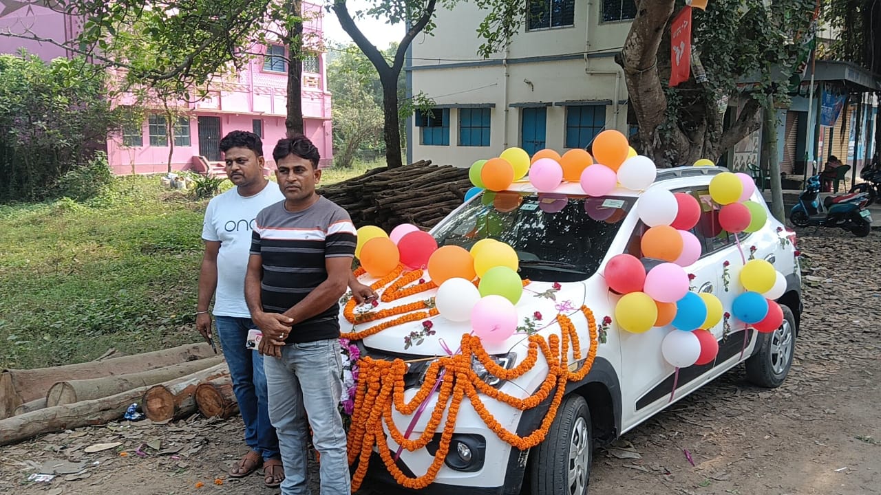 নাতনি হয়েছে তাই গাড়ি সাজিয়ে নাতনিকে আনা হল ভাতারের বালসিডাঙ্গা গ্রামে