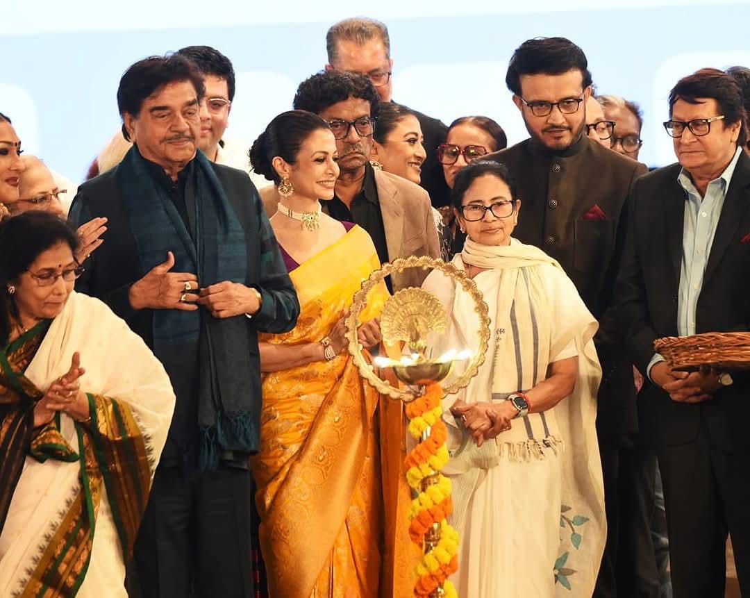 কলকাতা আন্তর্জাতিক চলচ্চিত্র উৎসবের উদ্বোধনী মঞ্চে বঙ্গবিভূষণে সম্মানিত আরতি মুখোপাধ্যায়, শত্রুঘ্ন সিনহা