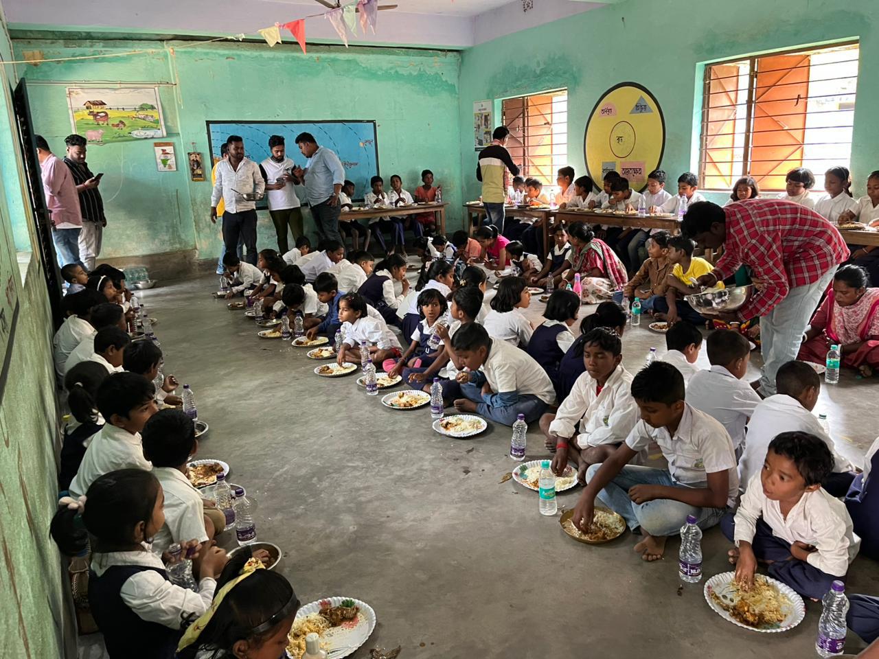 বিশ্ব শিশু দিবসে কালিকাপুর স্কুলে শিশুদের খাবার বিতরণ করল গ্রুপ অফ ডায়মন্ড ক্লাব।