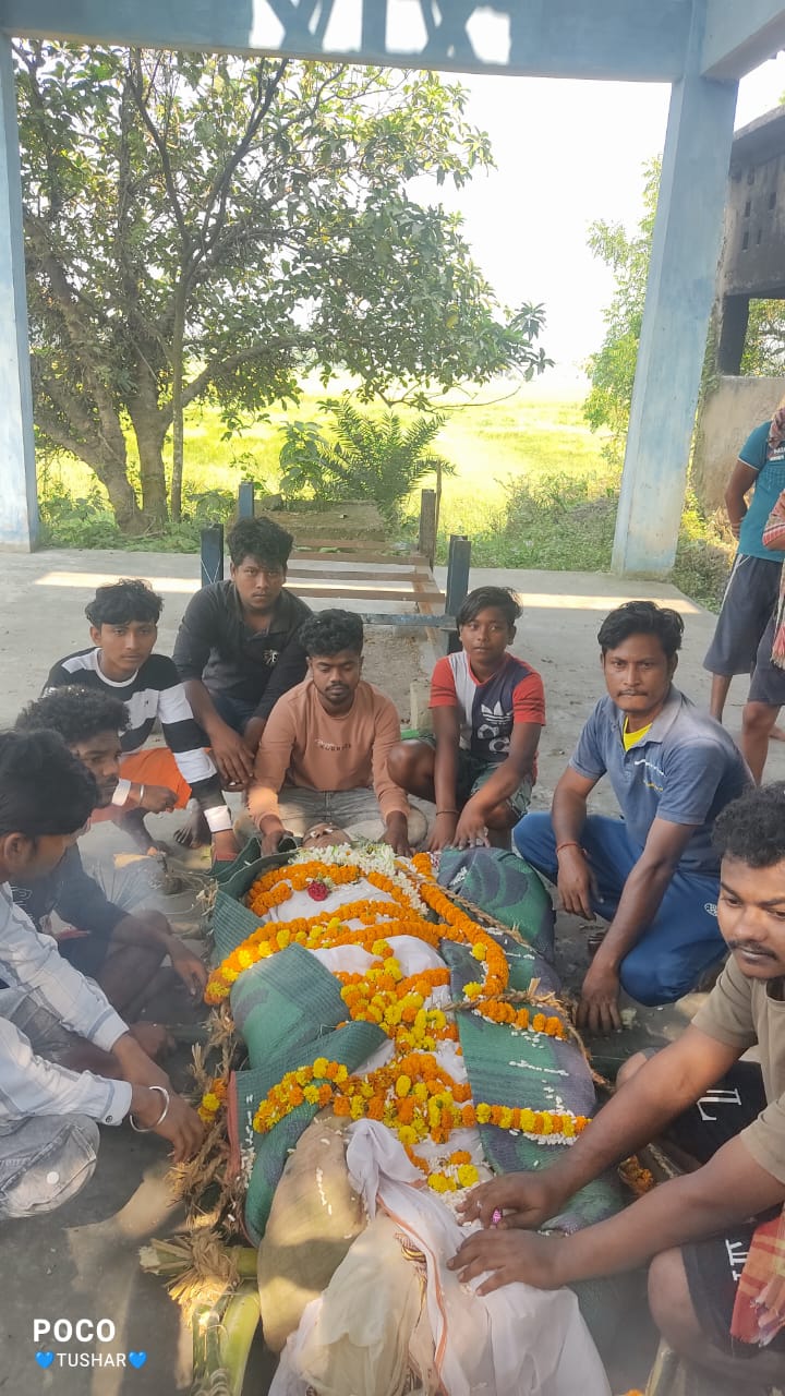 ঠাকুমার শেষ ইচ্ছা পূরণ করতে তাসা ব্যান্ড বাজিয়ে শ্মশান যাত্রায় নাতিরা,