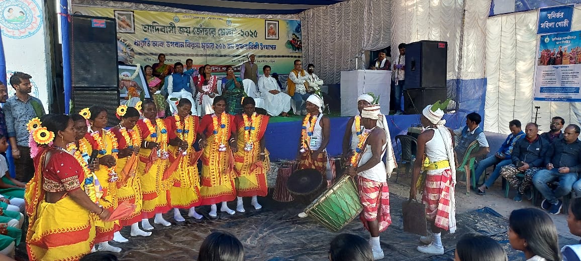 গড় রাইপুর হাই স্কুল মাঠে আদিবাসী জয় জোহার মেলা।