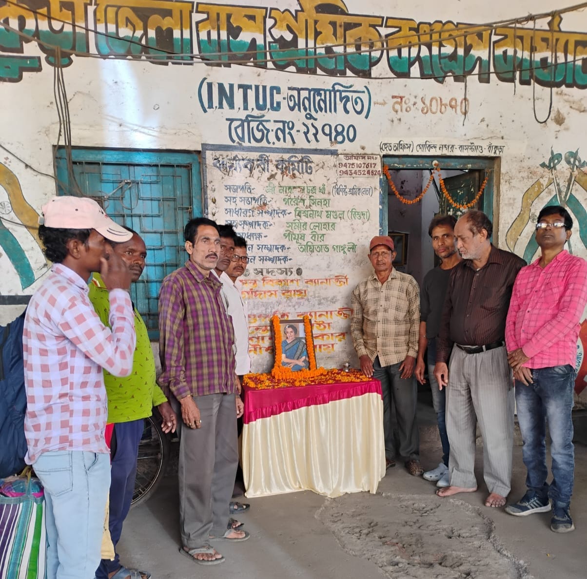 বিশ্ব নেত্রী ইন্দিরা গান্ধীর জন্মদিন পালন বাস শ্রমিক কার্যালয়।