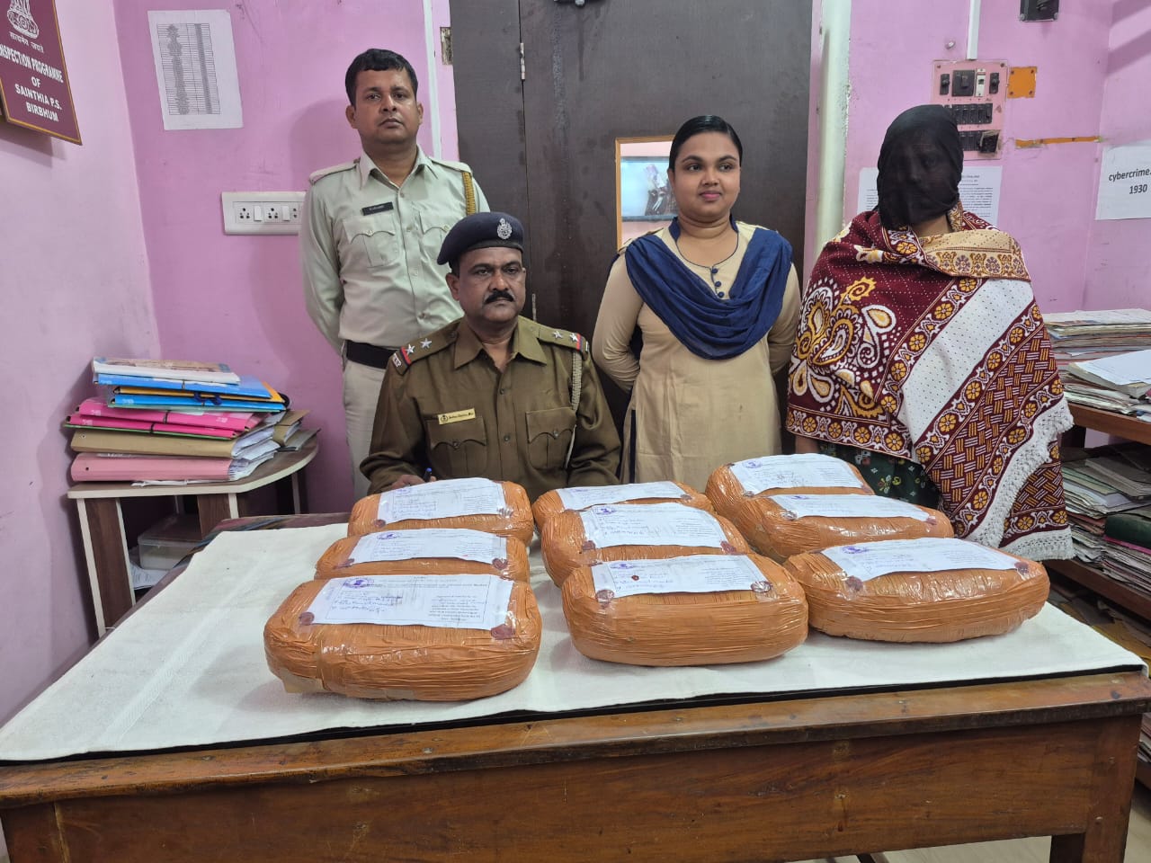 সন্দেহভাজন এক মহিলার ব্যাগ তল্লাশিতে প্রায় ১০ কেজি গাঁ*জা উদ্ধার , ধৃত- ১ আমোদপুরে