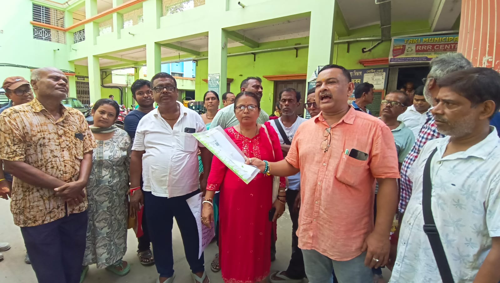 ।। টাকি পৌরসভায় দোকান বরাদ্দ নিয়ে দুর্নীতির অভিযোগ, ক্ষোভে ফেটে পড়লেন ব্যবসায়ীরা ।।