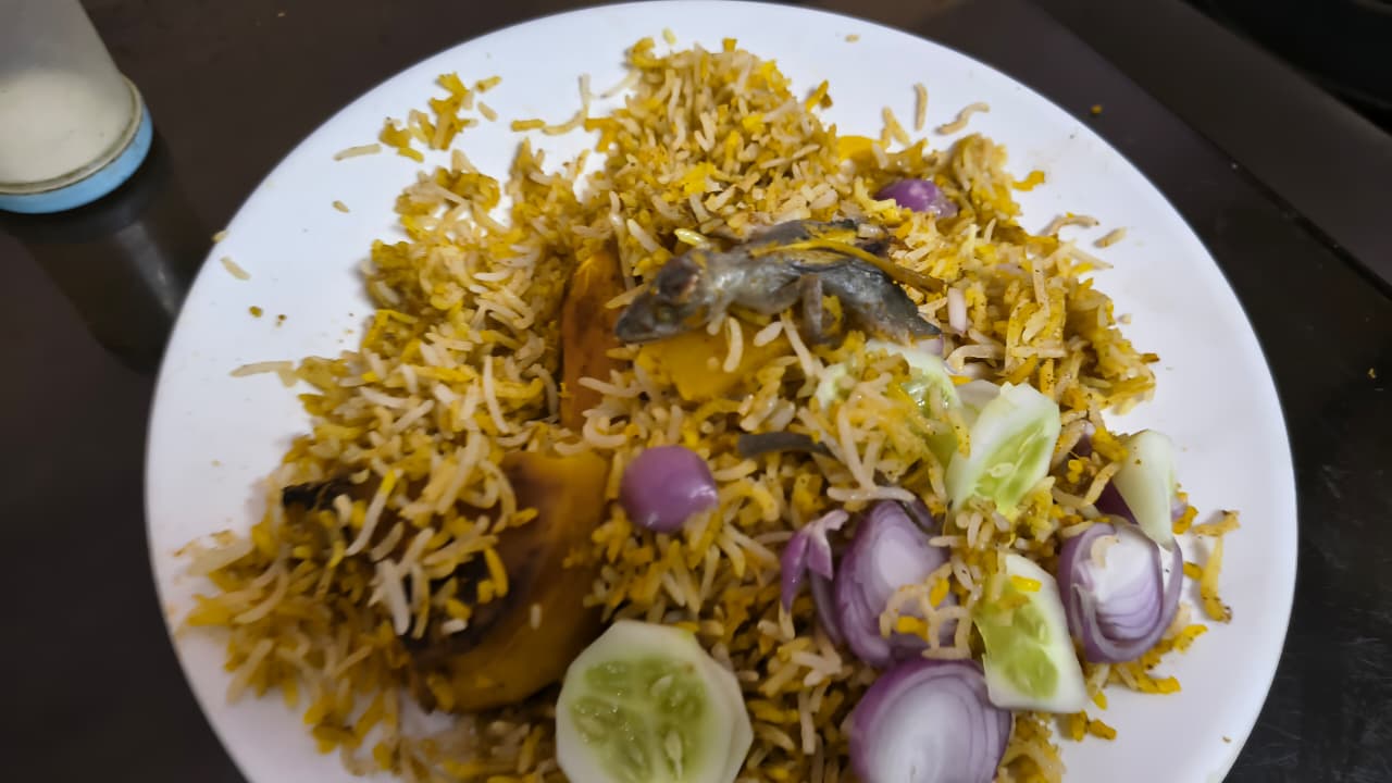 খাতড়া শহরের একটি বিরিয়ানির দোকানে বিরিয়ানির প্লেটে মরা টিকটিকি পেয়ে শোরগোল।
