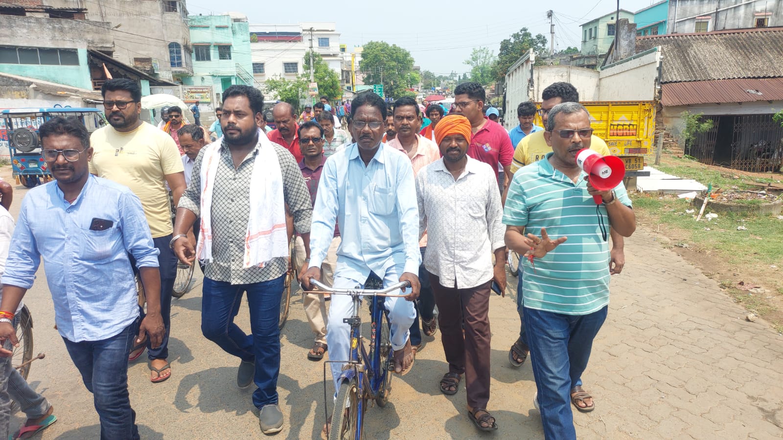 সানডে সাইকেল র‍্যালির মধ্য দিয়ে স্বচ্ছতা অভিযানে বিধায়ক ক্ষেত্র মোহন হাঁসদা।