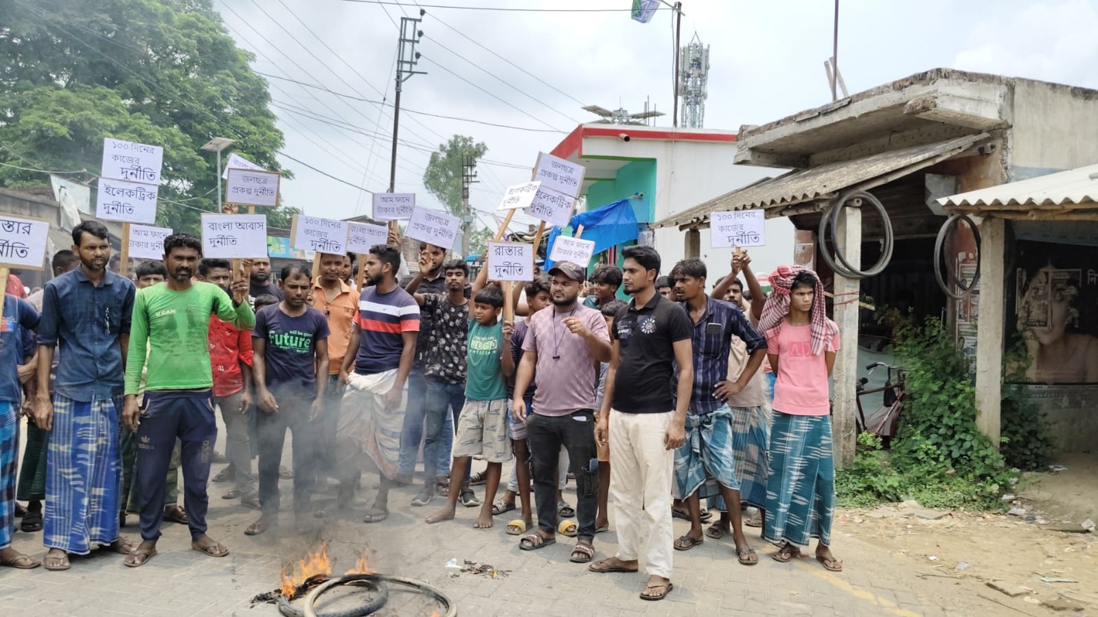।। শেখ শরীফকে গ্রেফতারের দাবিতে মিনাখাঁয় বিক্ষোভ, দুর্নীতি ও কাটমানির অভিযোগে উত্তাল বামনপুকুর ।।