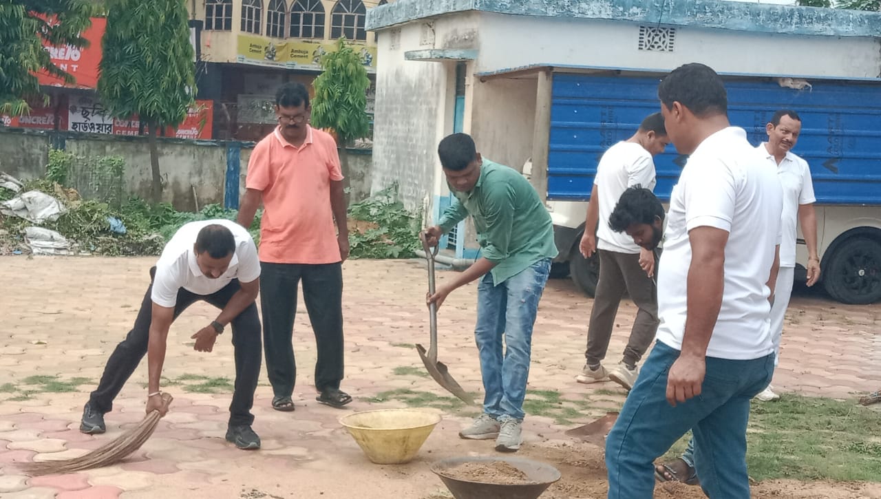 শরীরচর্চা ও স্বচ্ছতা অভিযানে নজির খয়রাসোল থানার, নেতৃত্বে ওসি উৎপল কুমার দাস