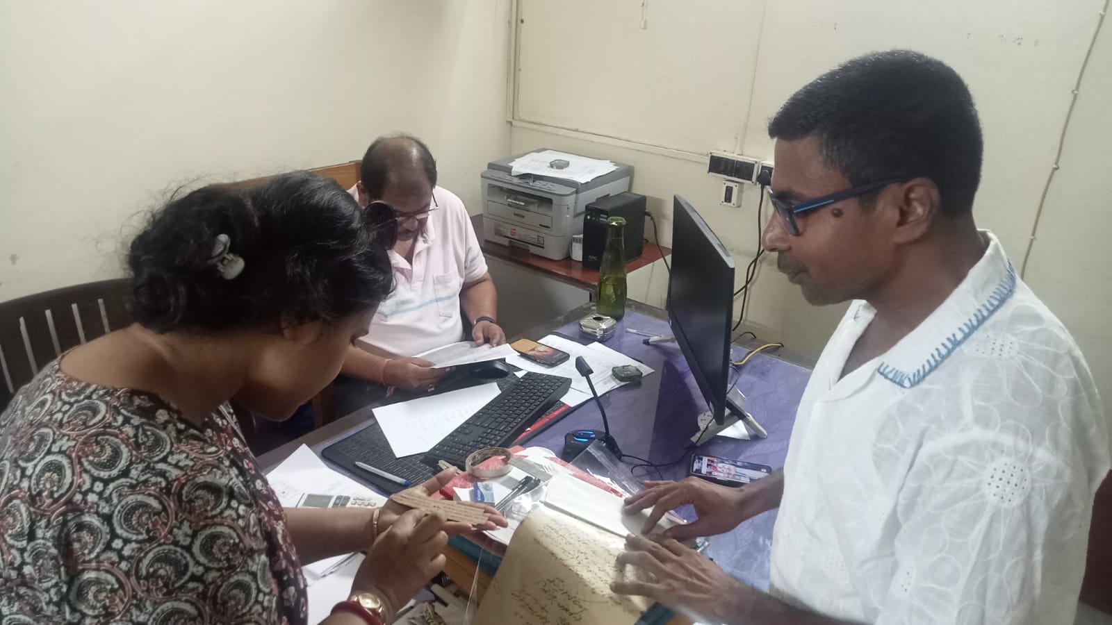 প্রত্ননির্দশন দেখতে মঙ্গলকোটে মহকুমা তথ্য সাংস্কৃতিক আধিকারিক