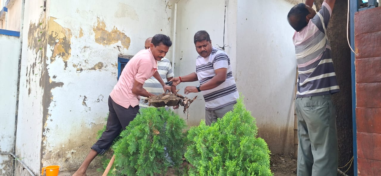 মেমারী থানায় পুলিশ কর্মীদের উদ্যোগে বিশেষ পরিচ্ছন্নতা কর্মসূচি