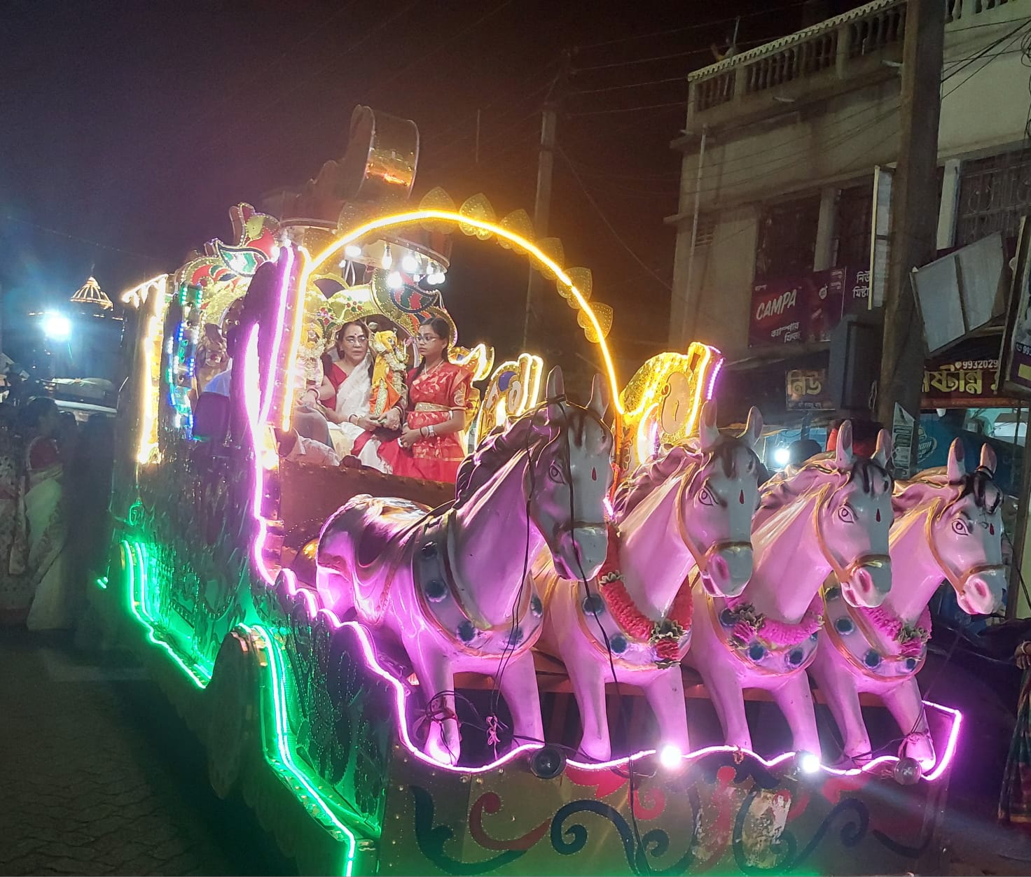 ঘোড়ার গাড়িতে চাপিয়ে সুসজ্জিত শোভাযাত্রা সহকারে গৌউর নিতাইকে নিয়ে আসা হলো সারেঙ্গার ঢেপুয়া গ্রামে।