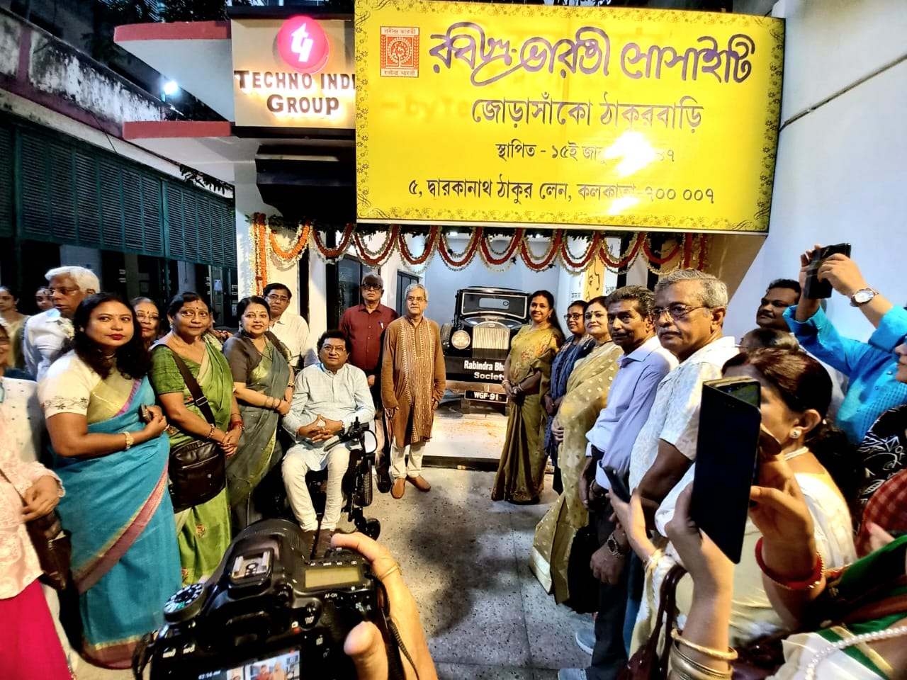 কবিগুরুর ব্যবহৃত মোটরগাড়ির প্রদর্শনী – রবীন্দ্রভারতী সোসাইটির অভিনব উদ্যোগ