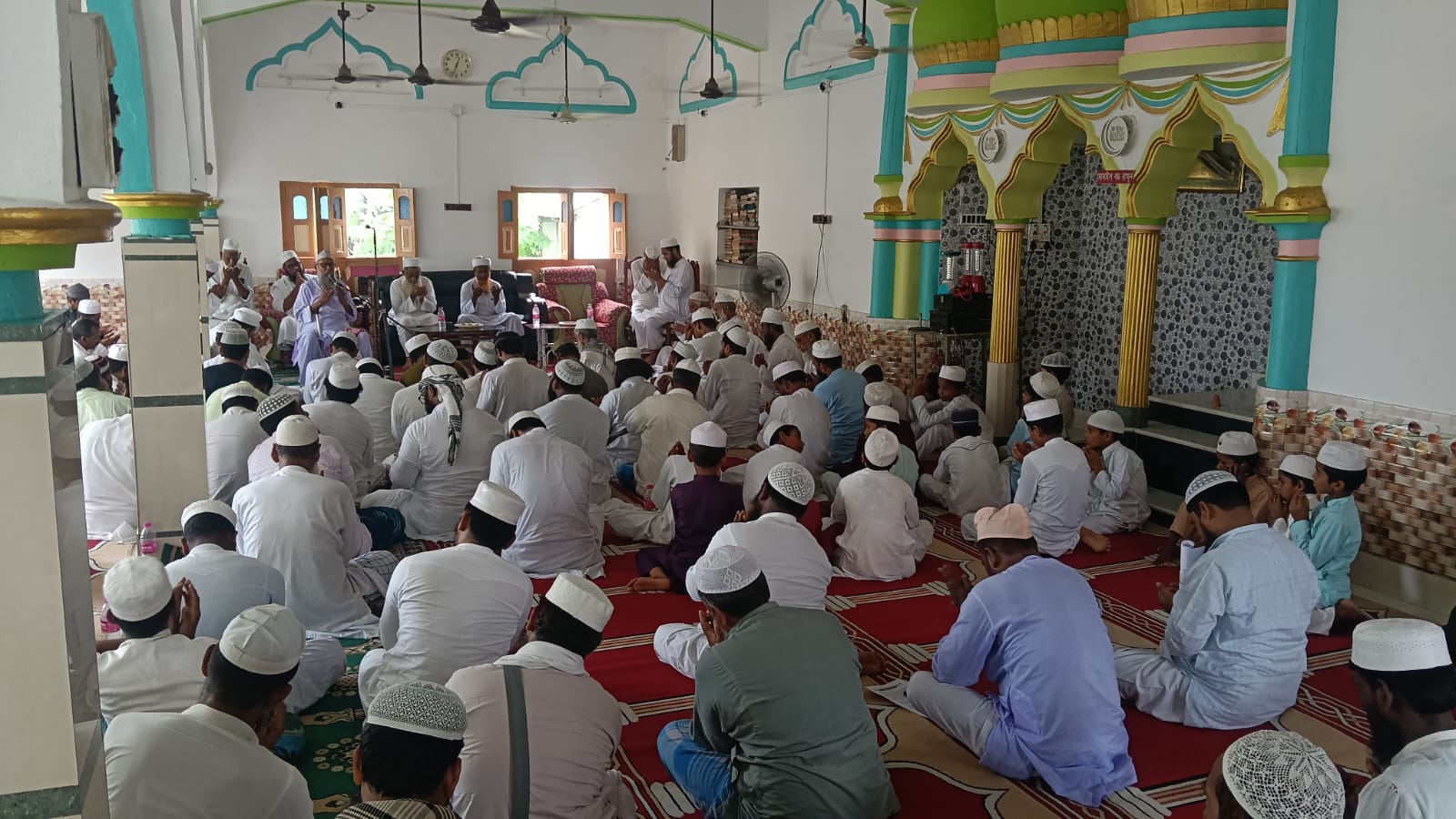 আলেম ওলামাদের সম্মান দিতে হবে সমস্ত জায়গায় এই দাবি তুলে জমিয়তে উলামায়ের উদ্যোগে ধারসোনা মাদ্রাসায় বিশেষ বৈঠক।
