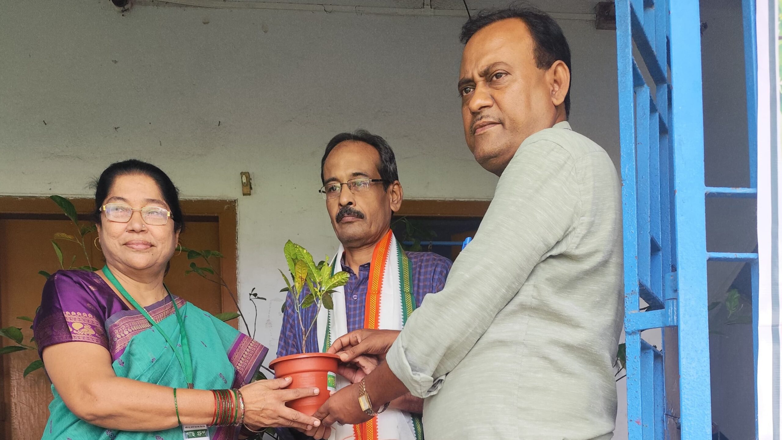 অরণ্য সপ্তাহ উপলক্ষে কাটোয়ায় চারাগাছ বিতরণ