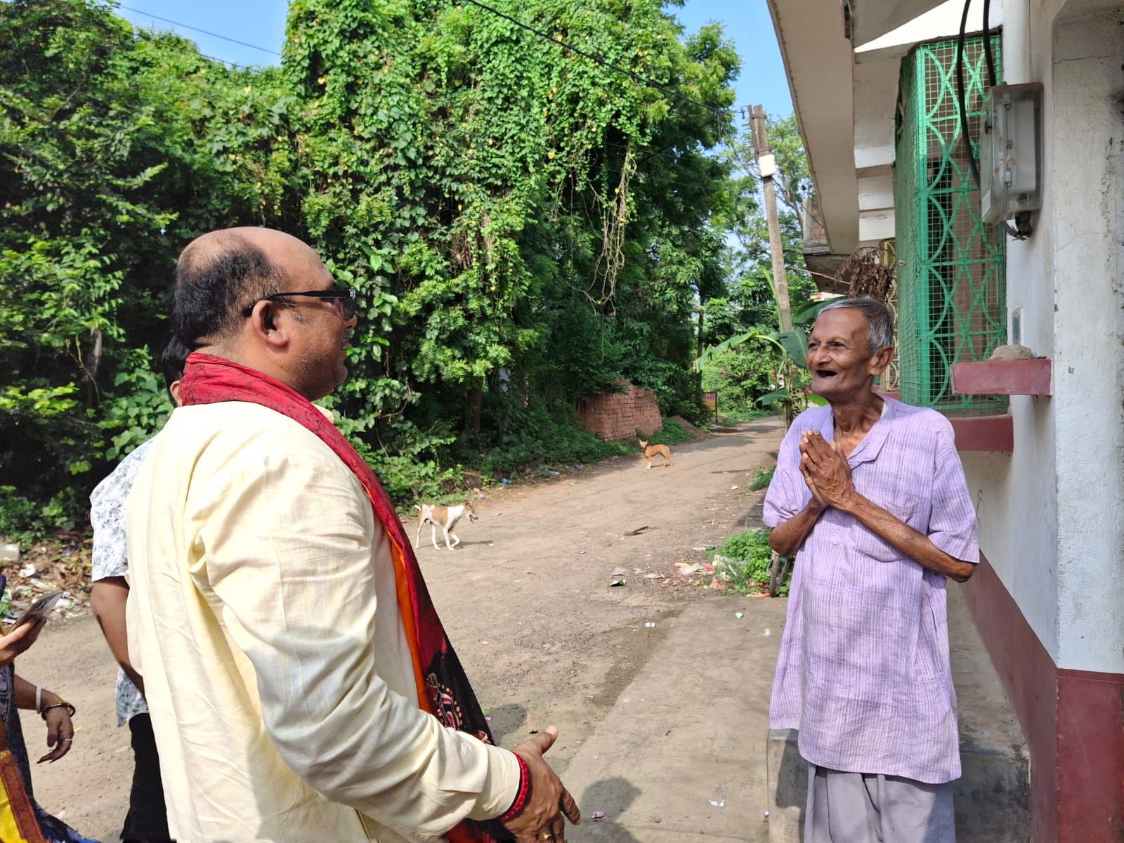 প্রাক্তন মুখ্যমন্ত্রী মমতা বন্দ্যোপাধ্যায়ের মামার পা ছুঁয়ে প্রণাম করলেন বিজেপি বিধায়ক ধ্রুব সাহা