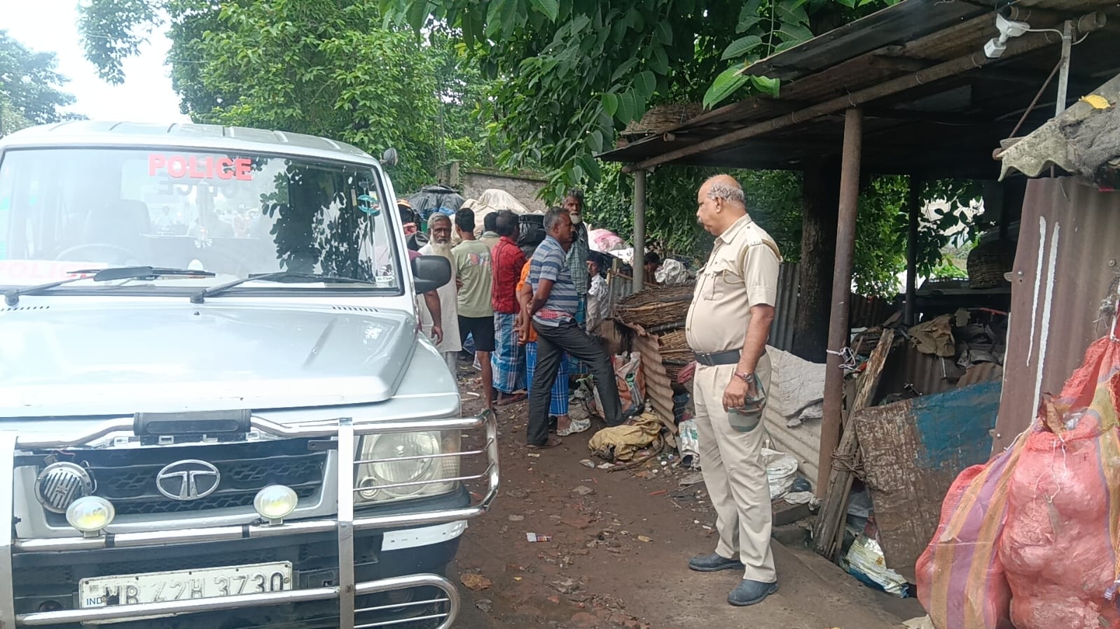 প্রমাণ ঢাকতে দোকানের সিসিটিভির হার্ডডিক্স নিয়ে গেল চোরেরা।