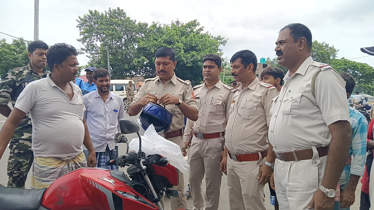 নলহাটিতে পুলিশের পথ নিরাপত্তা সপ্তাহ কর্মসূচি পালন