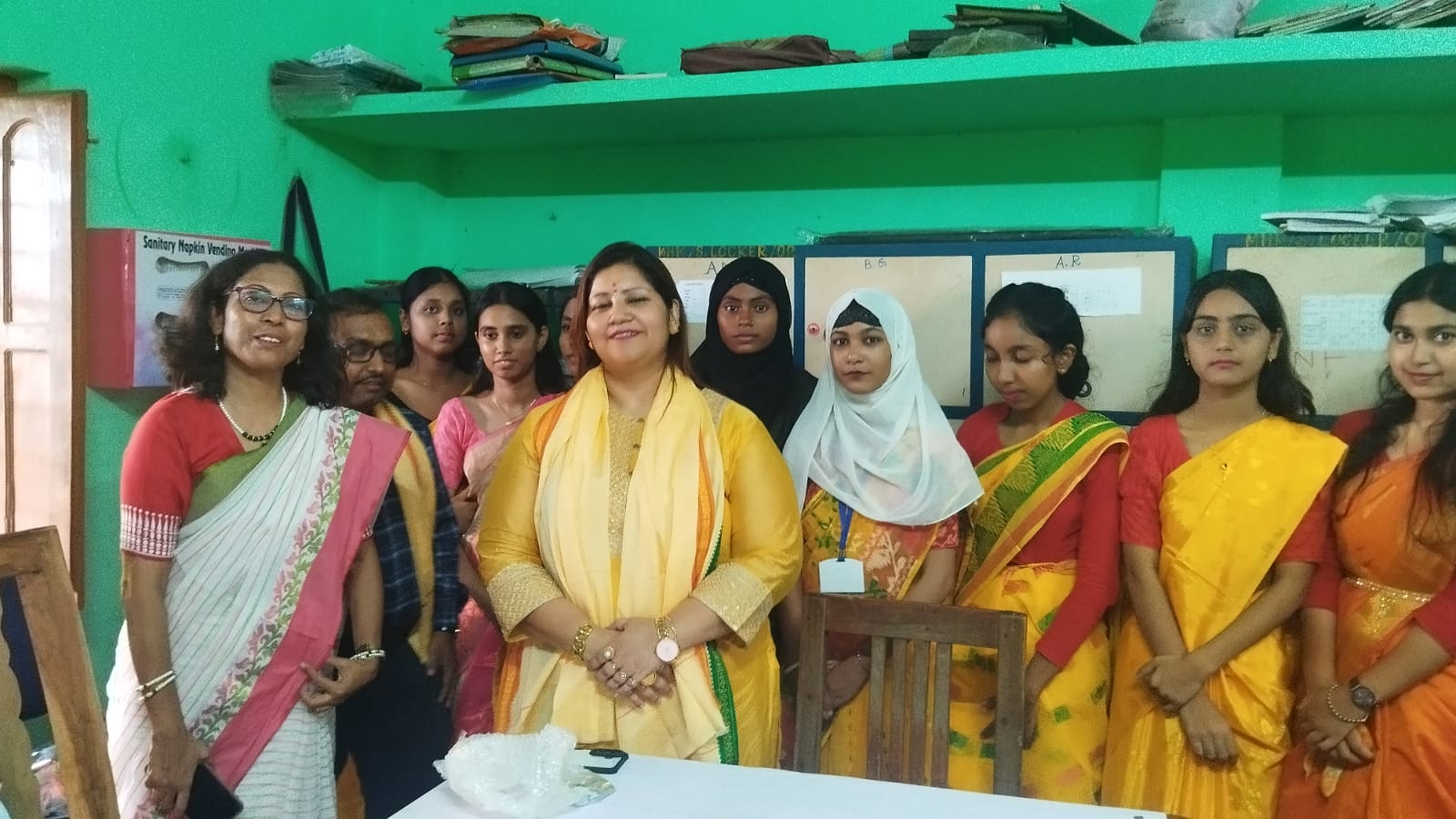 বিদ্যালয়ে স্যানিটারি ন্যাপকিন ভেন্ডিং মেশিন উদ্বোধন