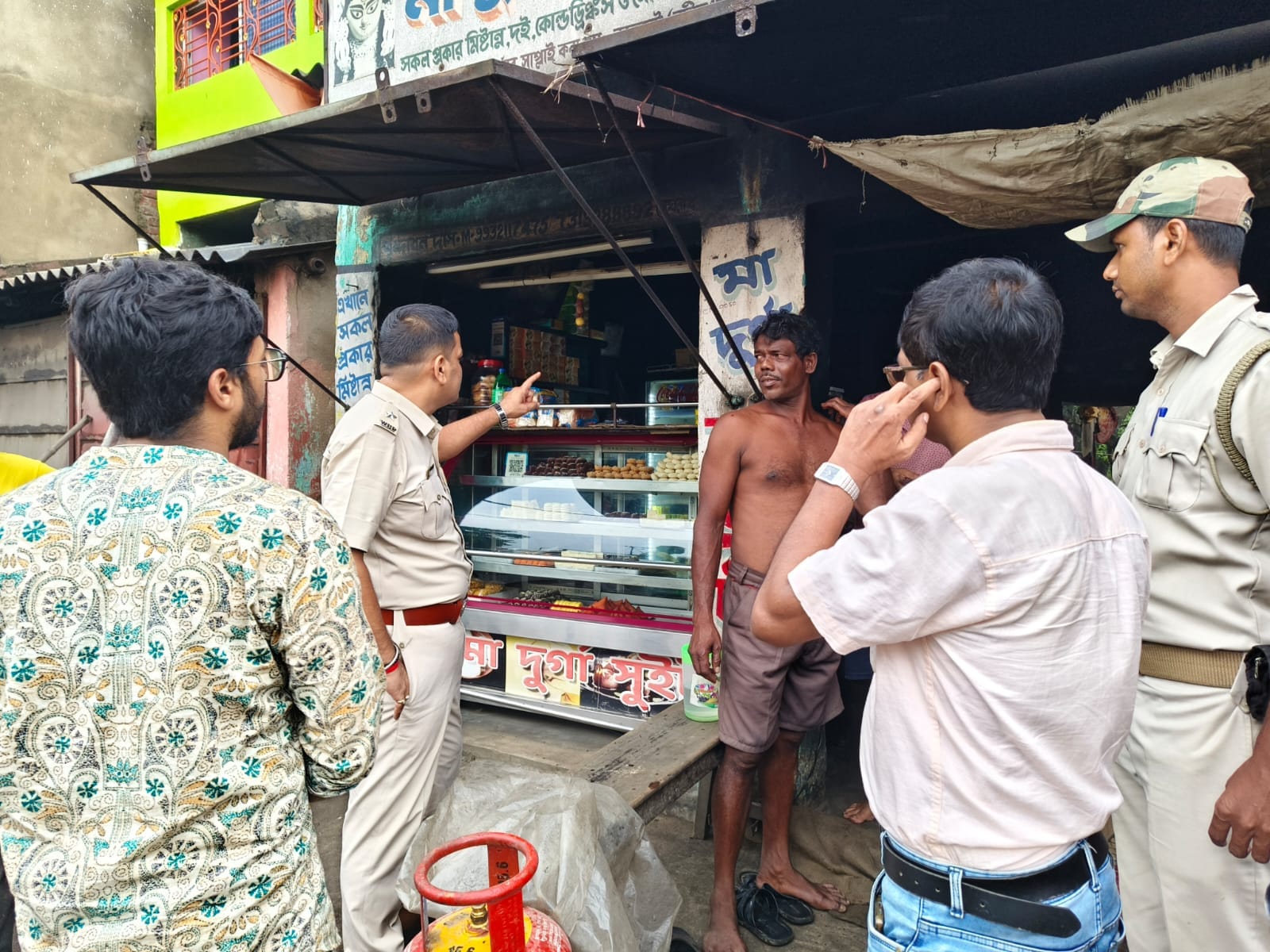  মঙ্গলকোটের বিভিন্ন হোটেল ও মিষ্টির দোকানে হানা স্থানীয় পুলিশ – প্রশাসনের , 