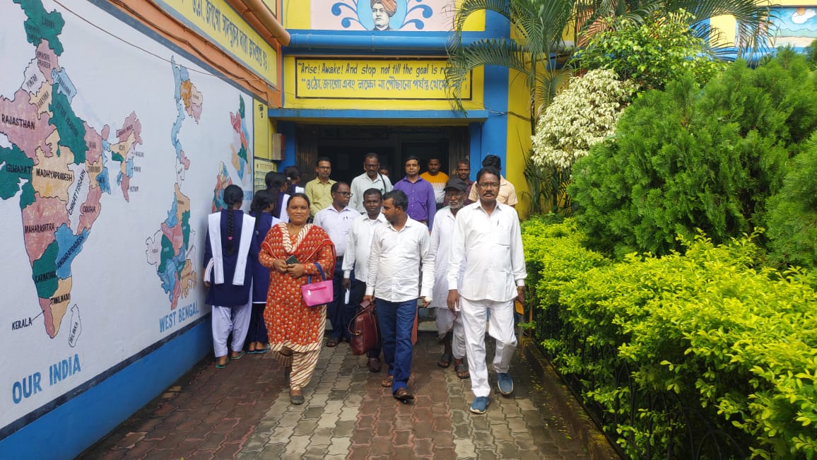 অর্থনৈতিক অনিয়মের অভিযোগে অডিট টিম সহ বিদ্যালয়ে হাজির হয়েছিলেন বিধায়ক প্রধান শিক্ষককে না পেয়ে ক্ষুব্ধ বিধায়ক।