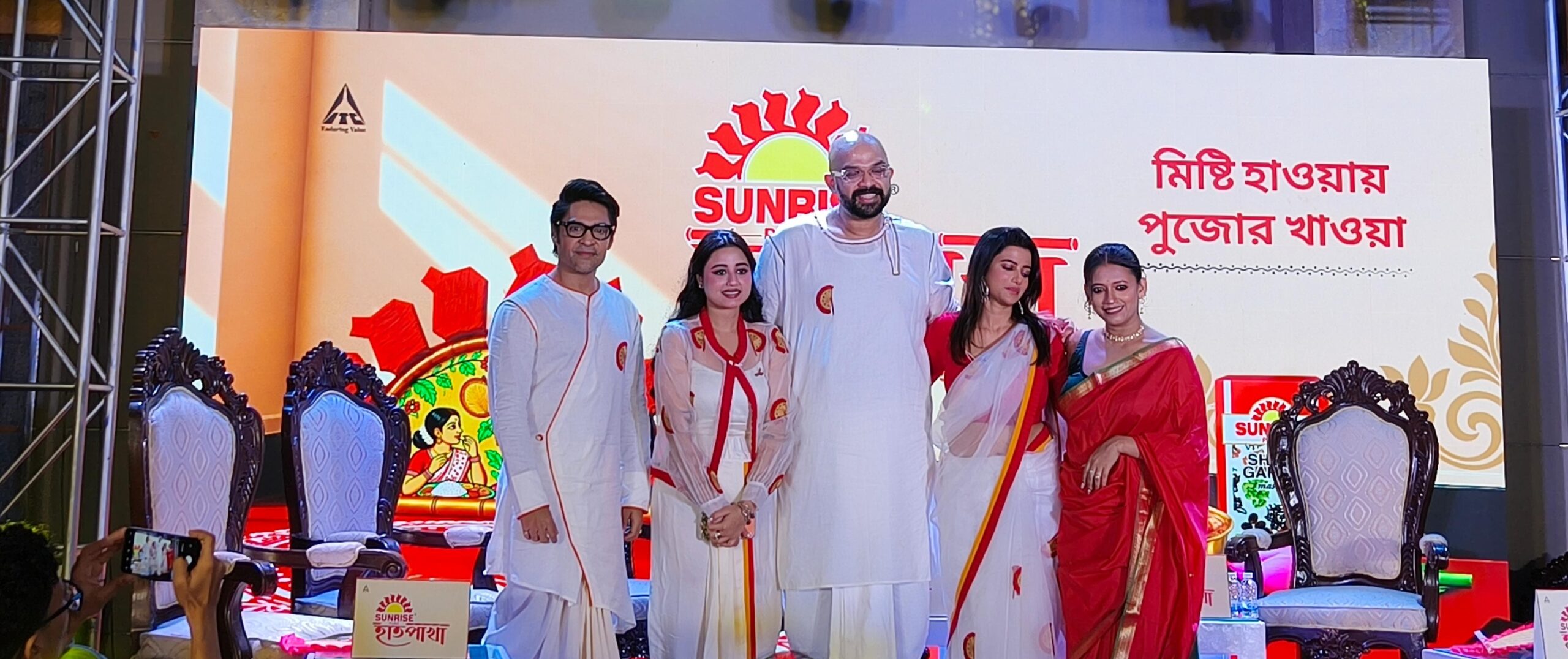 এবার দুর্গাপুজোয় সানরাইজ স্পাইসেসের উদ্যোগে বাংলায় হাতপাখার প্রত্যাবর্তন