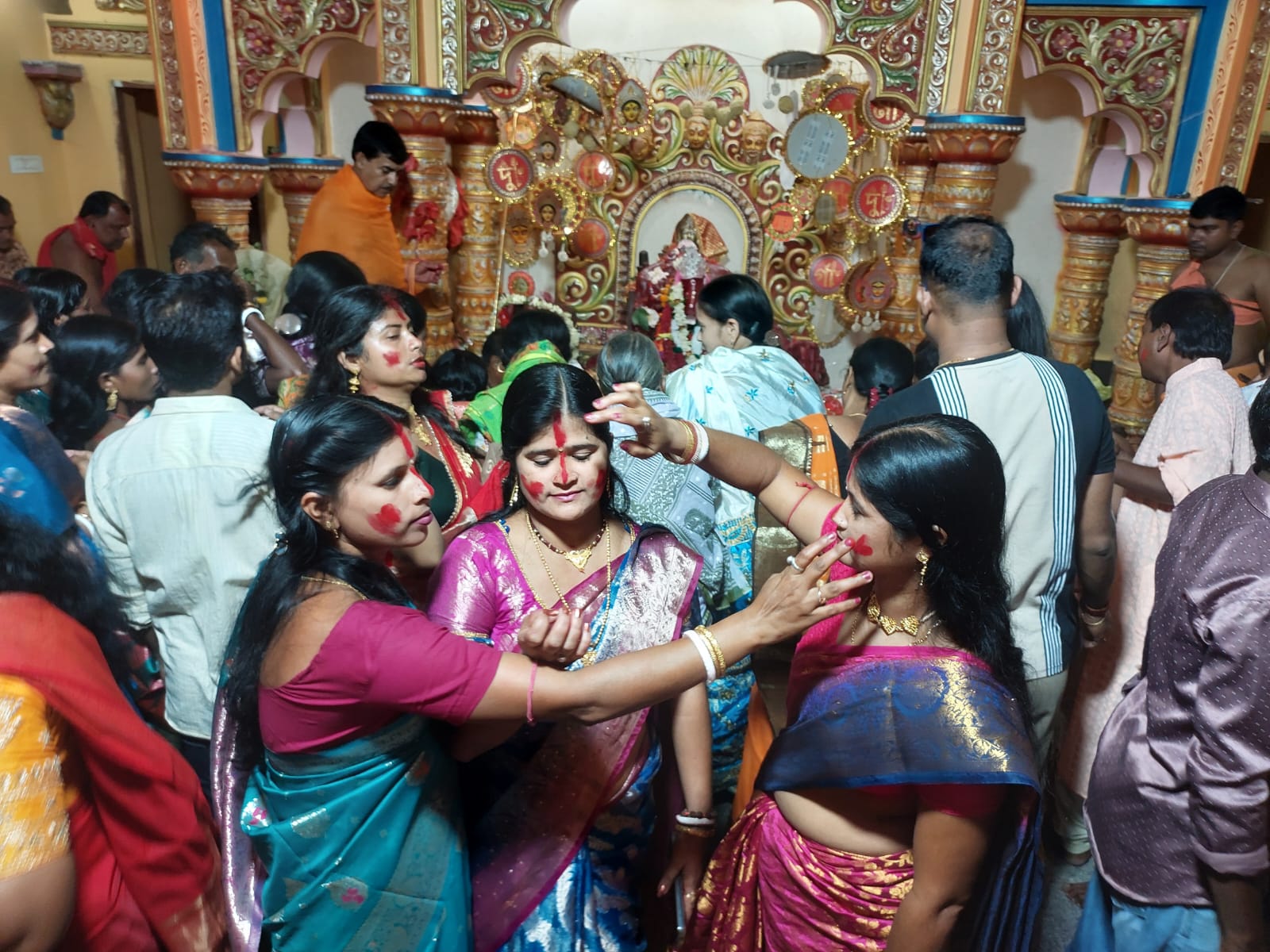 ঘট বিসর্জনের সাথে সাথে মহামায়া মন্দিরে সিঁদুর খেলায় মাতল মহিলারা।
